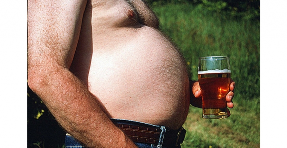 Выпивка пива: почему мужчинам становится больше живот?